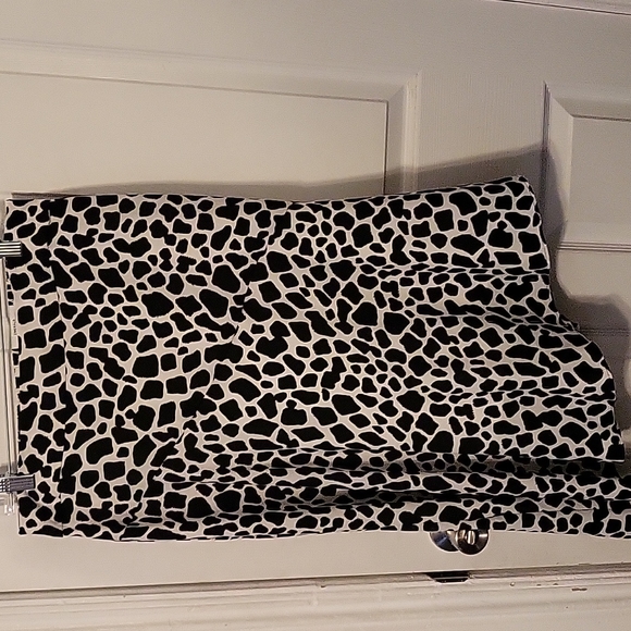 *NWT Inc. Emerald Asymmetrical Giraffe Print Mid Rise Lined Skirt. - Picture 1 of 11